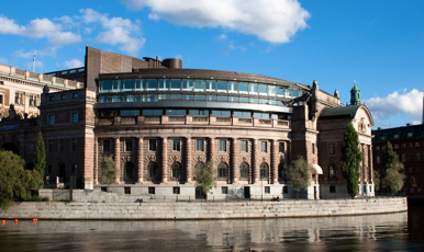 Foto på Sveriges riksdag, fasaden av byggnaden.
