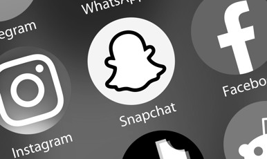En mobilskärm med ikoner för Instagram, Snapchat, Whatsapp, Facebook och TikTok