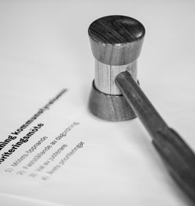 Ett protokoll och en ordförandeklubba