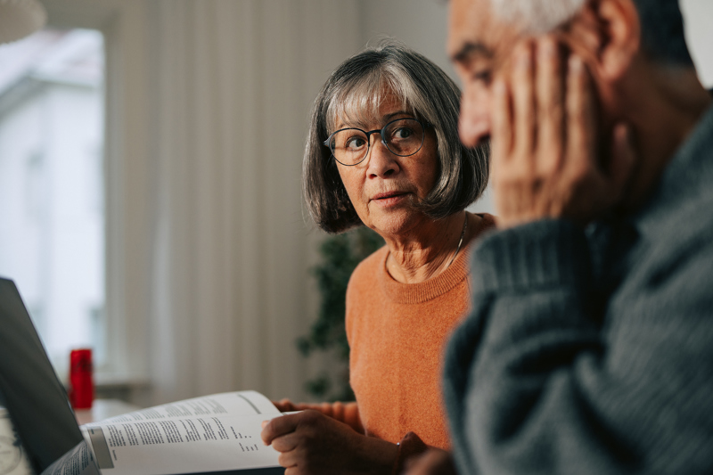Äldre kvinna och man sitter vid en dator.