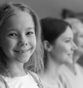 Tre generationer - en flicka, en kvinna och en äldre kvinna